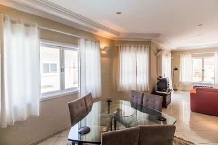 Casa de condomínio à venda com 300m², 4 quartos e 4 vagasSala