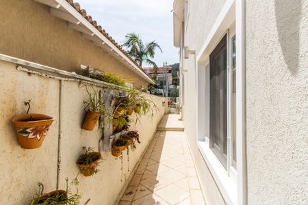 Casa de condomínio à venda com 300m², 4 quartos e 4 vagasCorredor