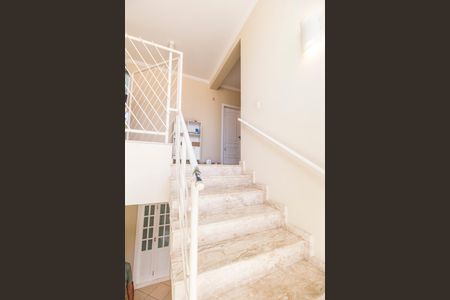 Casa de condomínio à venda com 300m², 4 quartos e 4 vagasEscada