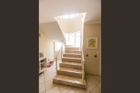 Casa de condomínio à venda com 300m², 4 quartos e 4 vagasEscada