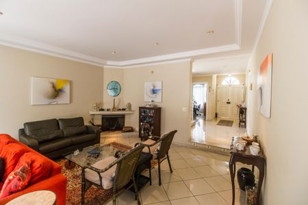 Casa de condomínio à venda com 300m², 4 quartos e 4 vagasSala