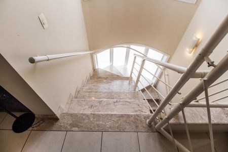 Casa de condomínio à venda com 300m², 4 quartos e 4 vagasEscada