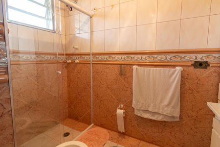 Casa à venda com 320m², 4 quartos e 5 vagas Casa à venda com 320m², 4 quartos e 5 vagasBanheiro da Suíte