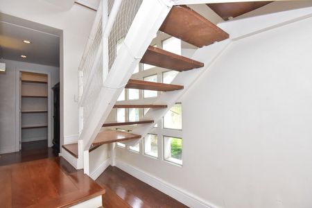 Casa à venda com 279m², 3 quartos e 4 vagasEscada