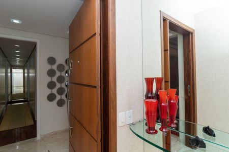 Apartamento à venda com 172m², 3 quartos e 3 vagas Apartamento à venda com 172m², 3 quartos e 3 vagasHall do Elevador