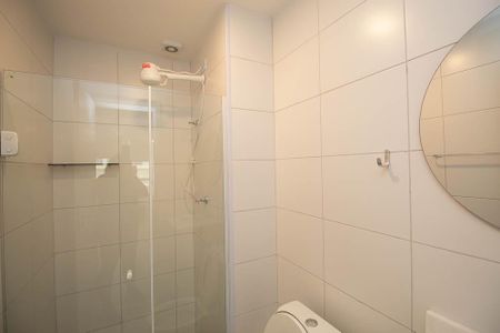 Banheiro de kitnet/studio para alugar com 1 quarto, 26m² em República, São Paulo