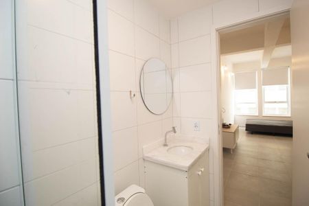Banheiro de kitnet/studio para alugar com 1 quarto, 26m² em República, São Paulo