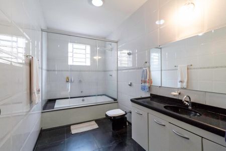 Casa à venda com 257m², 4 quartos e 4 vagas Casa à venda com 257m², 4 quartos e 4 vagasBanheiro da suíte
