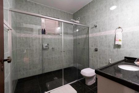 Casa à venda com 257m², 4 quartos e 4 vagas Casa à venda com 257m², 4 quartos e 4 vagasBanheiro social