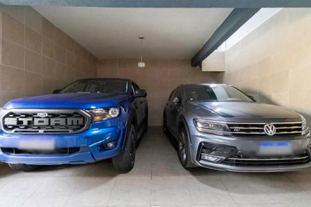 Casa à venda com 257m², 4 quartos e 4 vagas Casa à venda com 257m², 4 quartos e 4 vagasGaragem