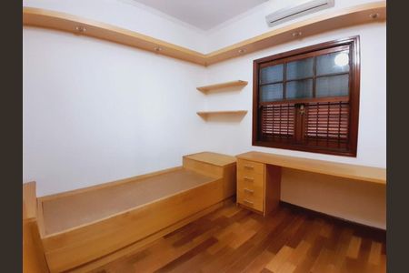 Casa à venda com 239m², 4 quartos e 4 vagas