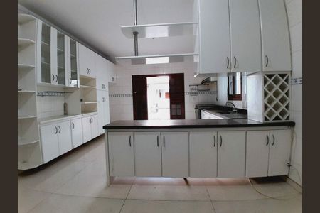 Casa à venda com 239m², 4 quartos e 4 vagas
