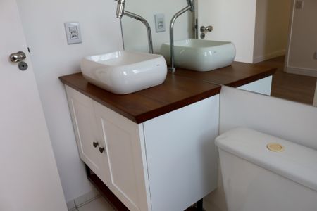 Apartamento à venda com 57m², 2 quartos e 1 vaga Apartamento à venda com 57m², 2 quartos e 1 vagaBanheiro da Suíte 2