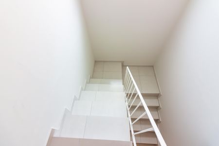 Casa à venda com 184m², 4 quartos e 2 vagas Casa à venda com 184m², 4 quartos e 2 vagasEscada