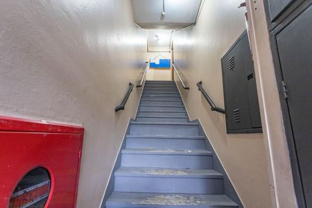 Apartamento à venda com 95m², 2 quartos e 2 vagas Apartamento à venda com 95m², 2 quartos e 2 vagasEscada de entrada