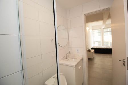 Banheiro Social de kitnet/studio para alugar com 1 quarto, 26m² em República, São Paulo