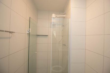 Banheiro Social de kitnet/studio para alugar com 1 quarto, 26m² em República, São Paulo