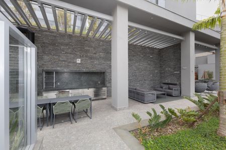 Apartamento à venda com 239m², 4 quartos e 4 vagas Apartamento à venda com 239m², 4 quartos e 4 vagasÁrea comum - Piscina