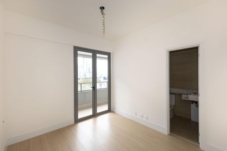 Apartamento à venda com 239m², 4 quartos e 4 vagas Apartamento à venda com 239m², 4 quartos e 4 vagasSuíte 1