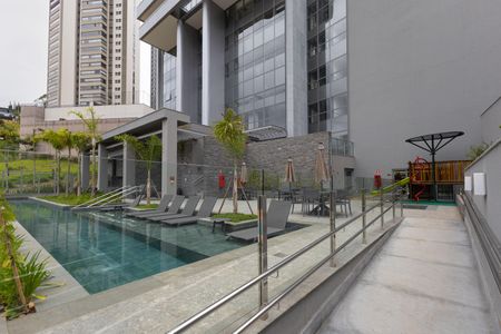 Apartamento à venda com 240m², 4 quartos e 4 vagas Apartamento à venda com 240m², 4 quartos e 4 vagasÁrea comum - Piscina