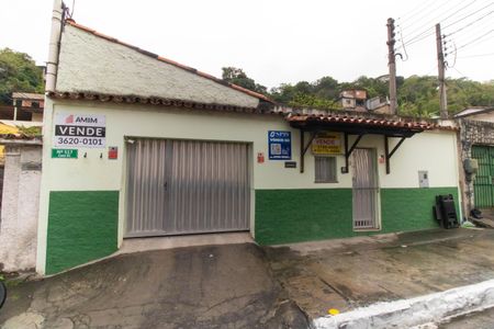 Casa à venda com 225m², 4 quartos e 1 vaga Casa à venda com 225m², 4 quartos e 1 vagaFachada