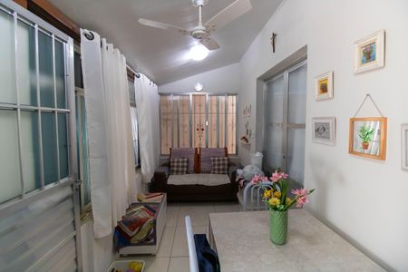 Casa à venda com 225m², 4 quartos e 1 vaga Casa à venda com 225m², 4 quartos e 1 vagaHall