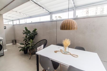 Varanda de apartamento à venda com 1 quarto, 56m² em Jardim Tupanci, Barueri