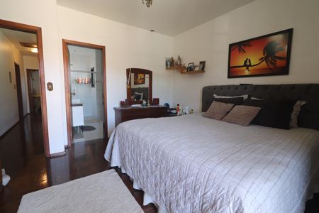 Casa à venda com 350m², 4 quartos e 2 vagasSuíte