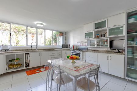 Casa à venda com 335m², 4 quartos e 3 vagas Casa à venda com 335m², 4 quartos e 3 vagasCozinha