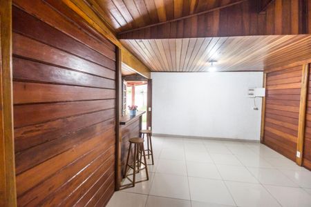 Sala de casa de condomínio para alugar com 4 quartos, 214m² em São Fernando Residencia, Barueri