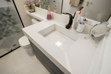 Apartamento à venda com 76m², 2 quartos e 2 vagas Apartamento à venda com 76m², 2 quartos e 2 vagasBanheiro da Suíte