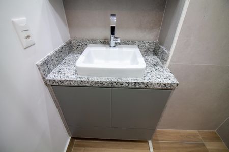 Banheiro Social de kitnet/studio para alugar com 1 quarto, 24m² em Vila Cordeiro, São Paulo