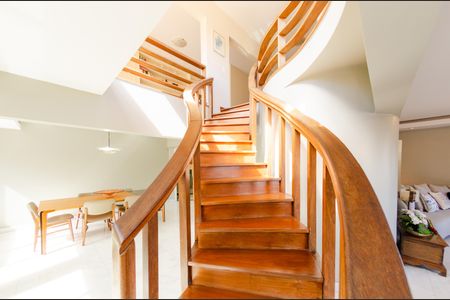 Apartamento à venda com 360m², 4 quartos e 2 vagasEscada