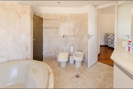 Apartamento à venda com 360m², 4 quartos e 2 vagasBanheiro da Suíte 1