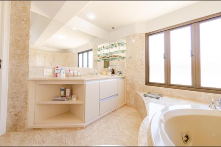 Apartamento à venda com 360m², 4 quartos e 2 vagasBanheiro da Suíte 1