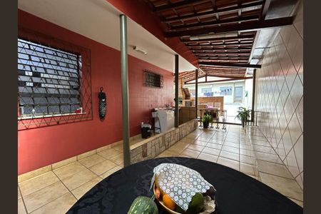 Casa para alugar com 315m², 4 quartos e 6 vagas Casa para alugar com 315m², 4 quartos e 6 vagasÁrea Externa