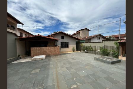 Casa para alugar com 315m², 4 quartos e 6 vagas Casa para alugar com 315m², 4 quartos e 6 vagasQuintal