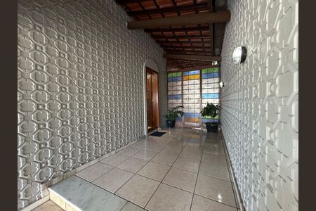 Casa para alugar com 315m², 4 quartos e 6 vagas Casa para alugar com 315m², 4 quartos e 6 vagasEntrada