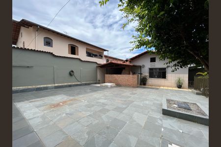 Casa para alugar com 315m², 4 quartos e 6 vagas Casa para alugar com 315m², 4 quartos e 6 vagasQuintal