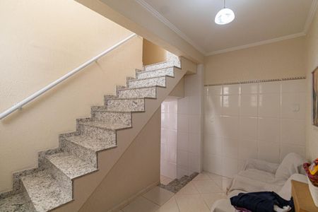 Casa à venda com 300m², 3 quartos e 2 vagas Casa à venda com 300m², 3 quartos e 2 vagasEscada