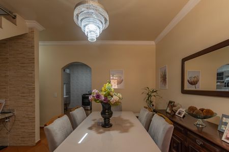 Casa à venda com 180m², 4 quartos e 2 vagas Casa à venda com 180m², 4 quartos e 2 vagasSala de Jantar