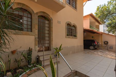 Casa à venda com 180m², 4 quartos e 2 vagas Casa à venda com 180m², 4 quartos e 2 vagasEntrada