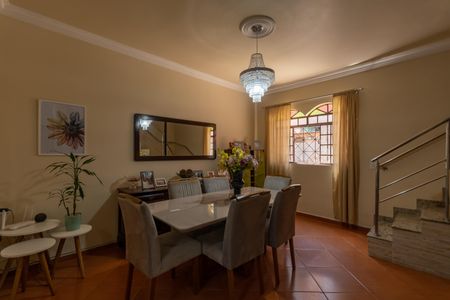 Casa à venda com 180m², 4 quartos e 2 vagas Casa à venda com 180m², 4 quartos e 2 vagasSala de Jantar