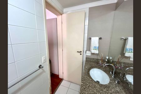 Apartamento à venda com 128m², 3 quartos e 3 vagas Apartamento à venda com 128m², 3 quartos e 3 vagasBanheiro da Suíte 2