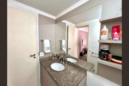 Apartamento à venda com 128m², 3 quartos e 3 vagas Apartamento à venda com 128m², 3 quartos e 3 vagasBanheiro da Suíte 2