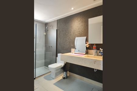 Casa de condomínio à venda com 645m², 4 quartos e 3 vagas Casa de condomínio à venda com 645m², 4 quartos e 3 vagasBanheiro da Suíte 3