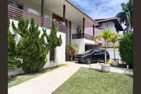 Casa de condomínio à venda com 645m², 4 quartos e 3 vagas Casa de condomínio à venda com 645m², 4 quartos e 3 vagasQuintal