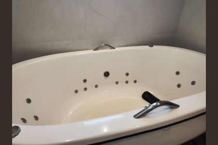 Casa de condomínio à venda com 645m², 4 quartos e 3 vagas Casa de condomínio à venda com 645m², 4 quartos e 3 vagasBanheiro da Suíte 1