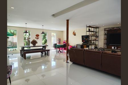 Casa de condomínio à venda com 645m², 4 quartos e 3 vagas Casa de condomínio à venda com 645m², 4 quartos e 3 vagasSala