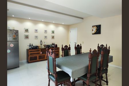 Casa de condomínio à venda com 645m², 4 quartos e 3 vagas Casa de condomínio à venda com 645m², 4 quartos e 3 vagasSala